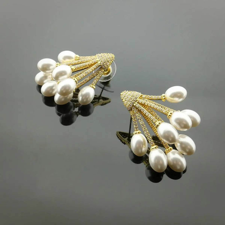 Gold-colored cluster earrings with pearls and zirconias