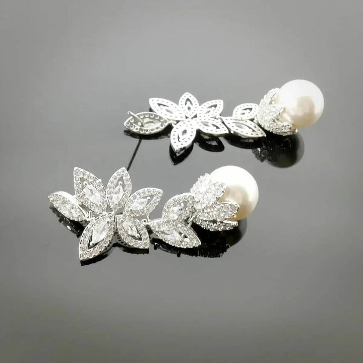 Silver-colored flower earrings with pearls and zirconias